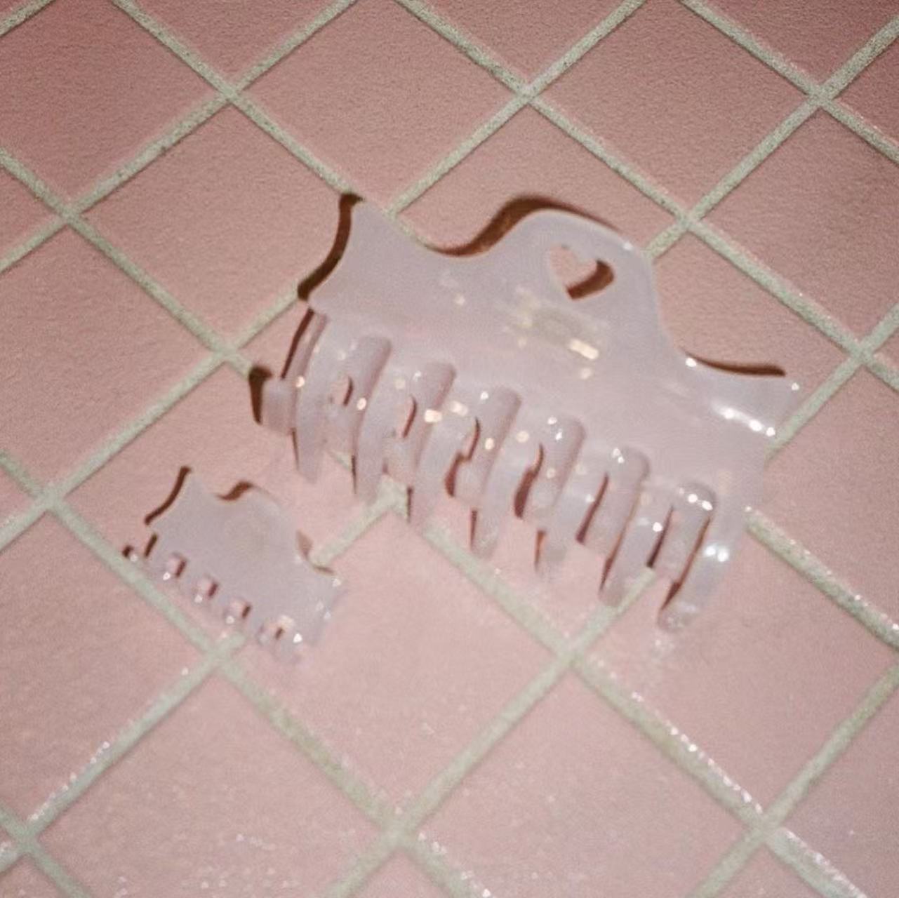 VELVET BLUSH CLAW CLIP