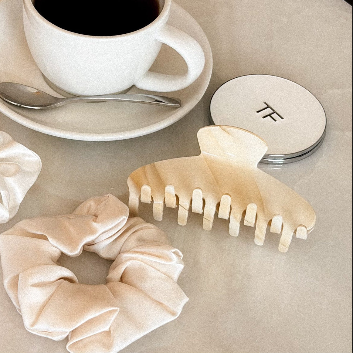 CREAM MARBLE CLAW CLIP