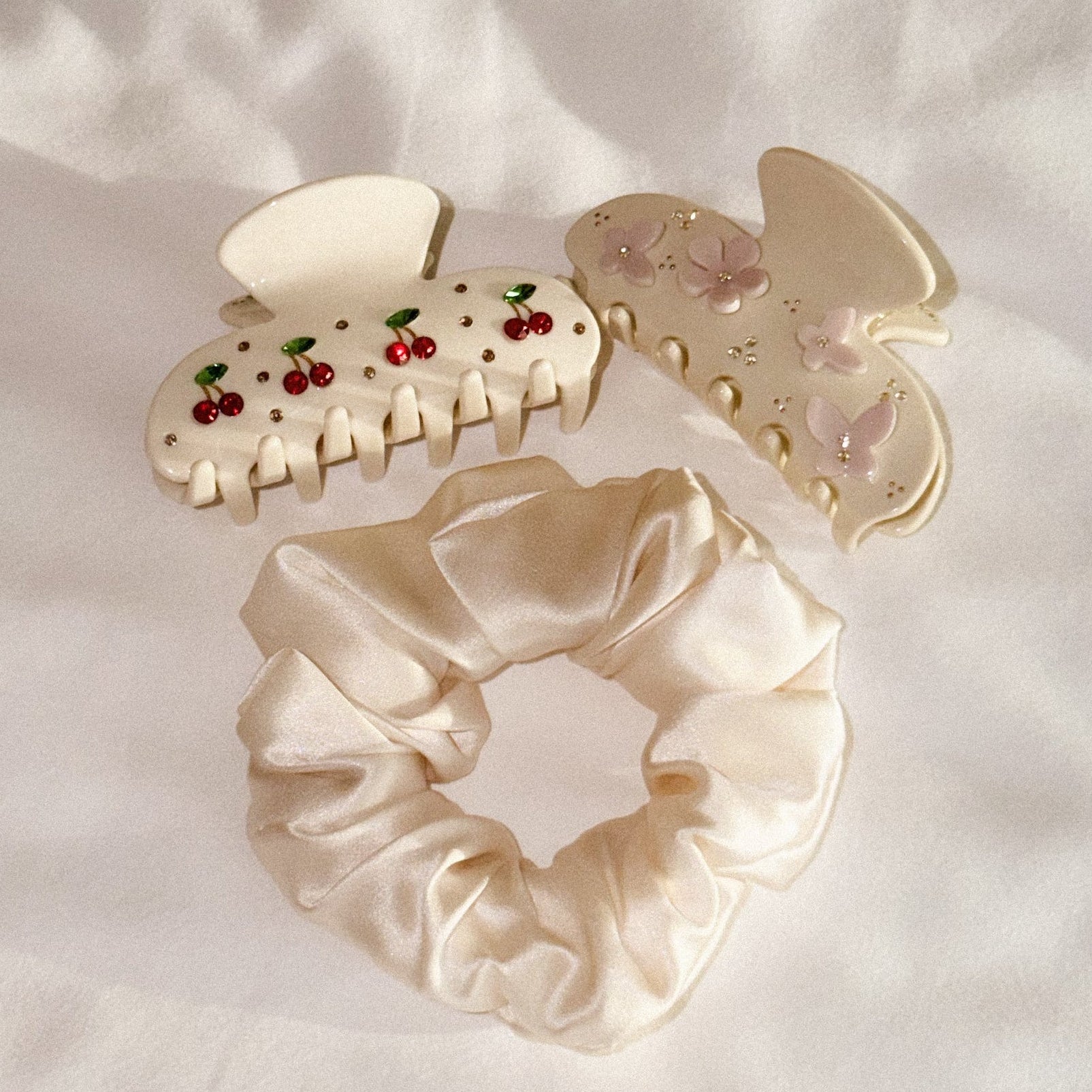 BLUSH PETAL DREAM CLAW CLIP