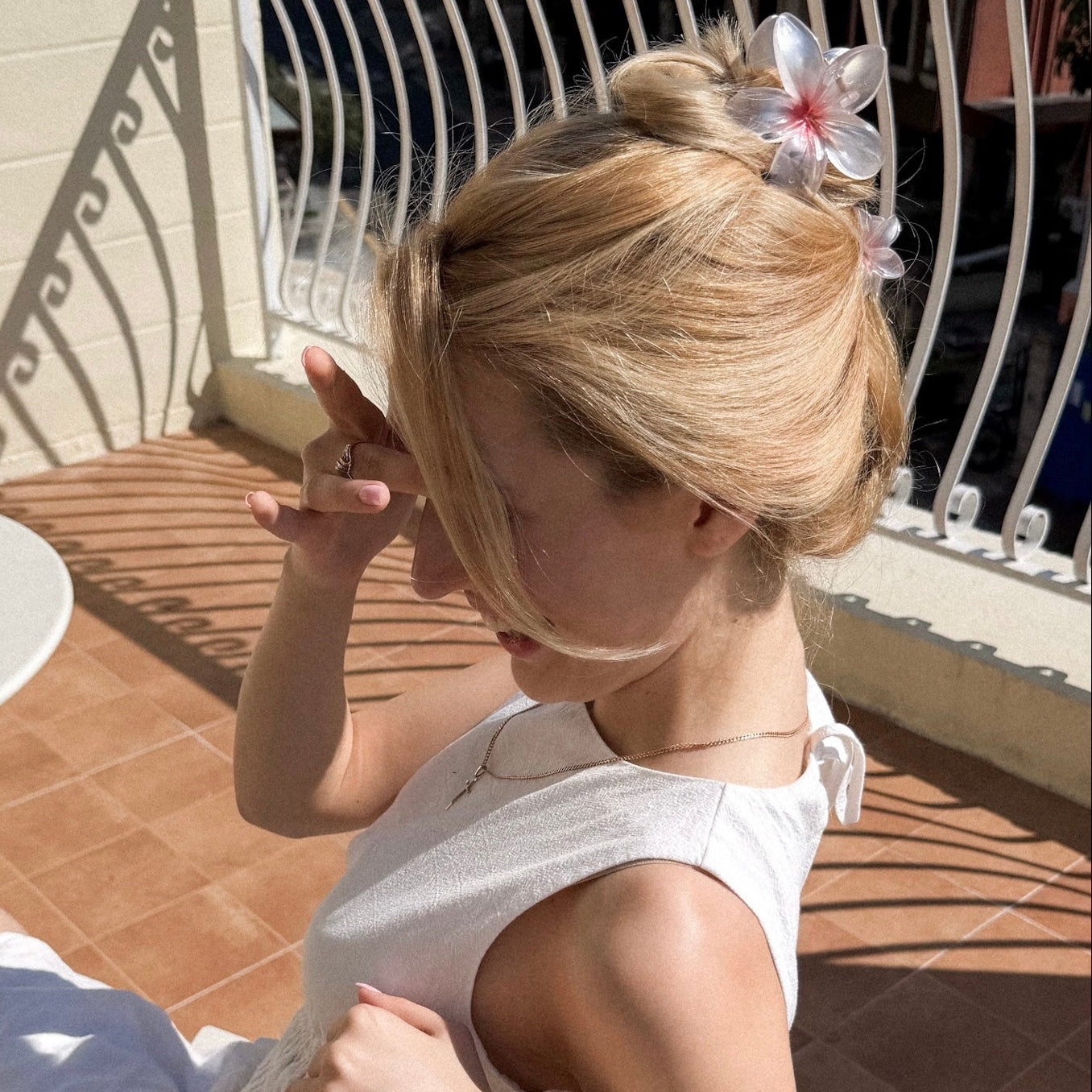 PEARL PETAL BLOOM CLIP