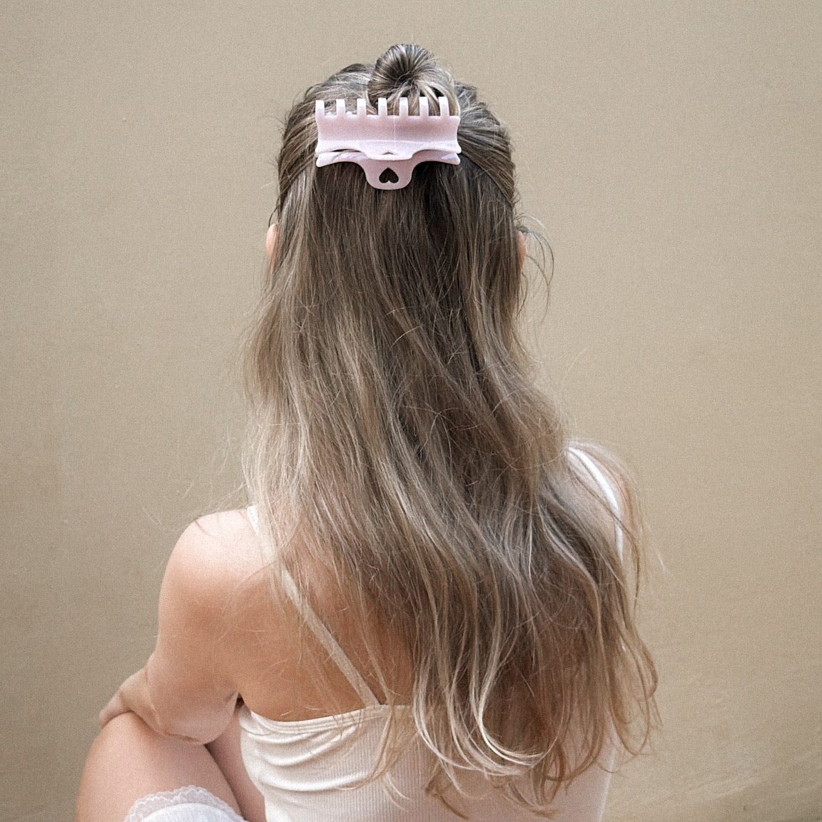 VELVET BLUSH CLAW CLIP